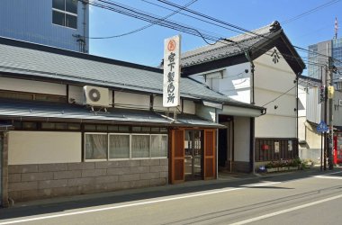 Beyaz duvarlı geleneksel Japon binası ahşap giriş levhası klima sokak manzarası