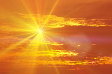 Yaz boyunca güzel turuncu gün batımı 