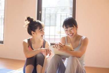 Yoga stüdyosunda güzel Asyalı kadınlar