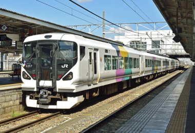 Tren demiryolunda ilerliyor.