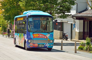 Yolcular şehir yolunda mavi otobüs 