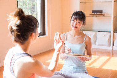 Yoga stüdyosunda güzel Asyalı kadınlar