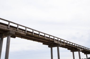 Bulutlu gökyüzüne karşı eski çelik köprünün alçak açılı görüntüsü          