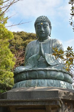 Parktaki tarihi taş heykel manzarası