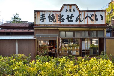 Geleneksel Japon mağaza vitrininde kırsal ahşap dış görünüş