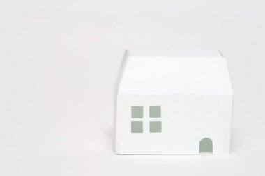 Beyaz arka planda beyaz ev modeli