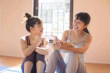 Yoga stüdyosunda güzel Asyalı kadınlar