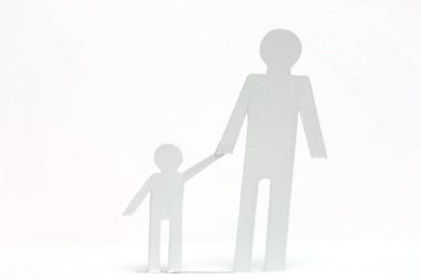 Beyaz arka planda izole çocuk ile ebeveynden kesilmiş kağıt