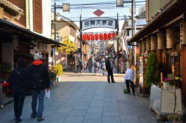 Japonya. Yürüyen turistlerle sokak fotoğrafı 