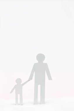 Beyaz arka planda izole çocuk ile ebeveynden kesilmiş kağıt