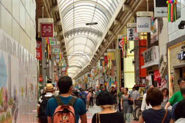 Tokyo, Japonya - Ağustos 092016: Shibuya bölgesinde kimliği belirsiz kişiler