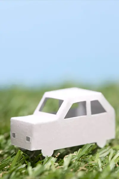 Oyuncak Araba Modeli Yeşil Çimlerde — Stok fotoğraf