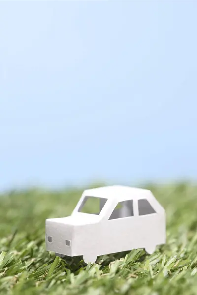 Yeşil Arka Planda Beyaz Plastik Oyuncak Araba — Stok fotoğraf