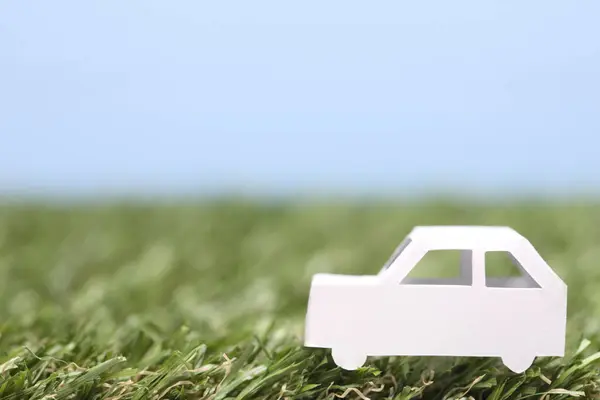 Oyuncak Araba Modeli Yeşil Çimlerde — Stok fotoğraf
