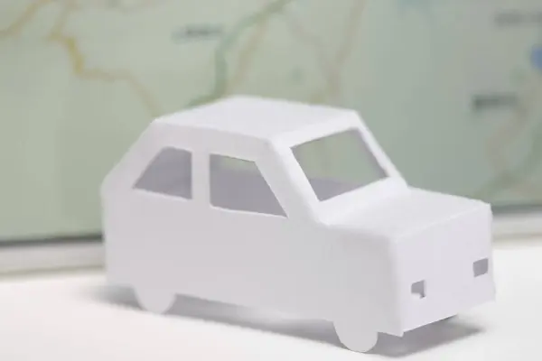 Beyaz Arkaplanda Izole Edilmiş Kağıttan Yapılmış Araba — Stok fotoğraf