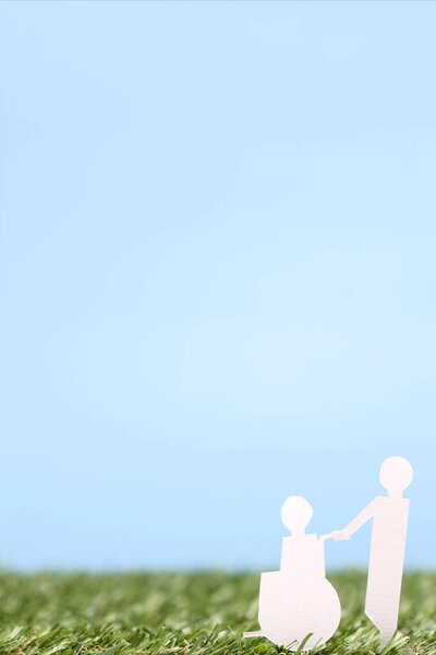 Бумажные фигурки на траве