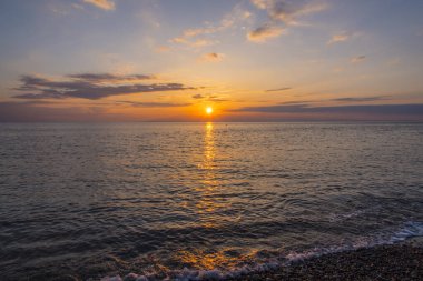 Denizin üzerinde gün doğumu, güneş ve gökyüzü