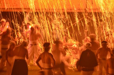 Geleneksel festival ve gece vakti havai fişekler sırasında insanlar              