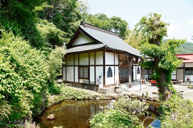 Yansıtıcı Göl 'ün yanındaki geleneksel Japon Tapınağı