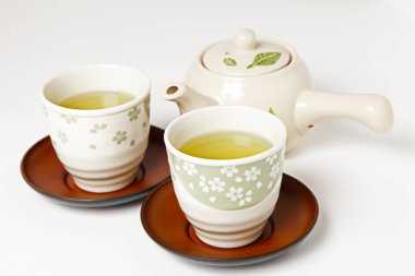 Çaydanlık ve fincanlı çay seti, yakın çekim manzaralı.             