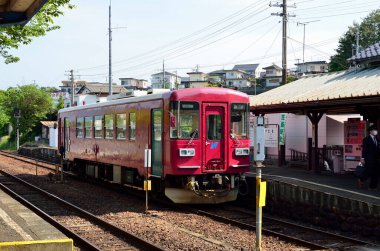 Tren demiryolunda ilerliyor.