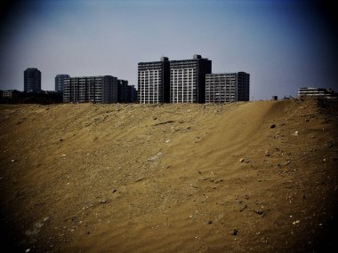 Kentte bitmemiş binaları olan boş bir inşaat alanı