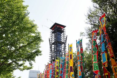 Festival Sancaklarının Çerçevelediği Geleneksel Kulesi olan Uzun Kafes Kulesi