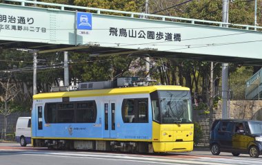 Tramvay şehrin caddesinde ilerliyor..