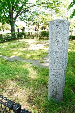 Şehirdeki Çin sembollü taşların manzarası.