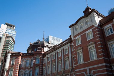 Avrupa mimarisini andıran tuğla cepheli Tokyo tren istasyonu. Japonya