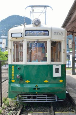 Tren demiryolunda ilerliyor.