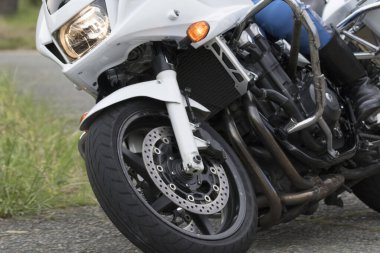 Modern motorsikletle yolda sürücüyü yakın çekim