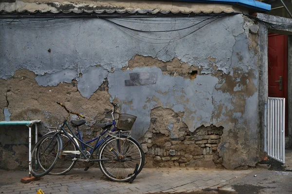 市内の古い放棄された家と自転車 — ストック写真