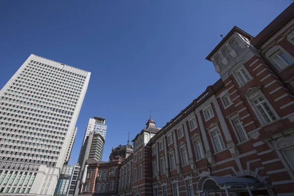 Avrupa mimarisini andıran tuğla cepheli Tokyo tren istasyonu. Japonya