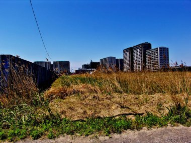 Kentteki tamamlanmamış inşaat projesinin görünümü