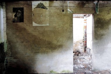 Terk edilmiş oda duvarları ve boş kapı aralığını gösteriyor