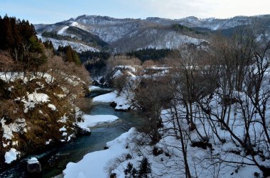 Karlı dağları olan güzel bir manzara. Doğa arkaplanı