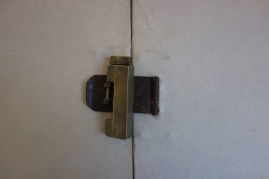 Kapıdaki eski kapı kolu, kapat.