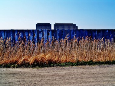 Mavi gökyüzü olan eski bir çit