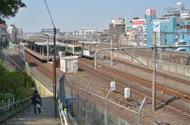 Tren istasyonunda merdivenlerde yürüyen bir kadın. 