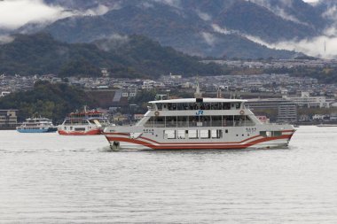 JR Miyajima Feribotu, Miyajimaguchi, Hatsukaichi, Hiroşima ve Miyajima arasındaki feribot yolu. Japonya