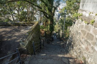 Japonya, Nagasaki 'deki Ryoma caddesinde taş merdivenler. 