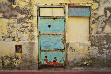 Şehrin eski, pis kapısı, kapat.