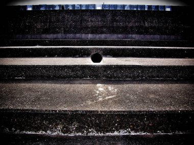 Merdivenler basamakların ortasında delik gösteriyor.