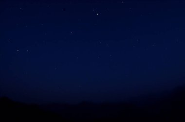 Yıldızlı karanlık gece gökyüzünün güzel manzarası        