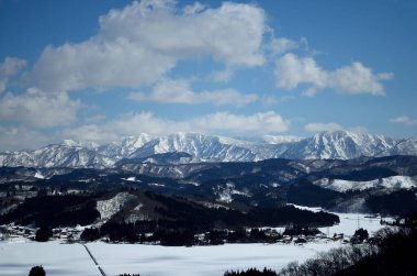 Karla kaplı güzel dağ manzarası
