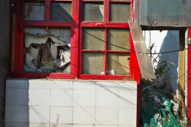 Şehirde camları kırık eski terk edilmiş bir ev. 