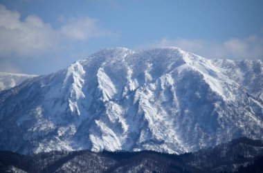 Karla kaplı güzel dağ manzarası