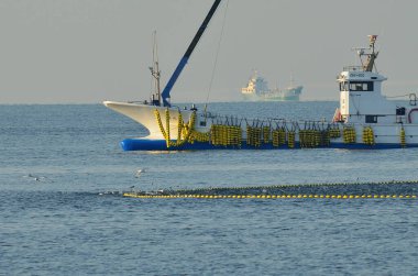 Denizdeki balıkçı teknelerinin resimli görüntüleri.             