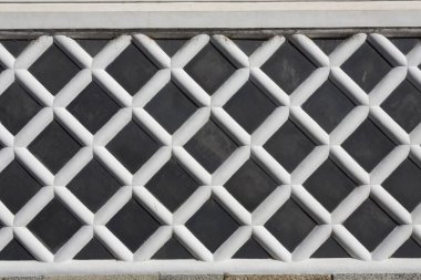 beyaz duvar dokusu ve desenli cam